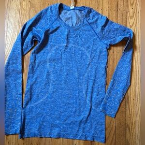 Lululemon Swiftly Tech Long Sleeve Crew shirt in a blue heathered sz 6